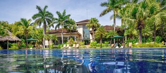 Heated Pool - 4 King Bedrooms w/Smart TVs - BBQ