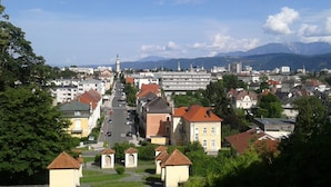 Une ville dotée de bâtiments historiques, d’une église remarquable et bordée par une chaîne de montagnes en arrière-plan.