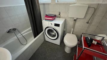 Ensemble douche/baignoire, sĂšche-cheveux, serviettes fournies, savon