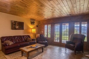 Smart-TV, Kamin, Bücher