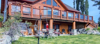 Pine Ridge | Log Home w/ Lake View & Backyard