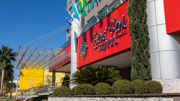 Vista frontal de la propiedad