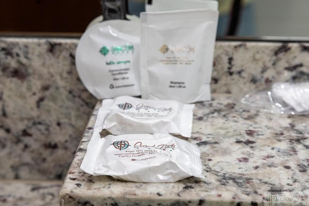 Una encimera de granito con tres bolsas blancas etiquetadas "Grand Park".