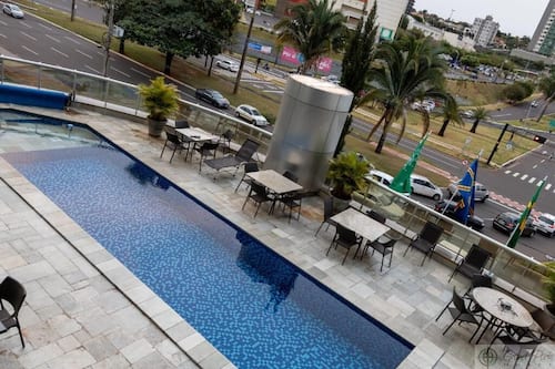Piscine extérieure, chaises longues