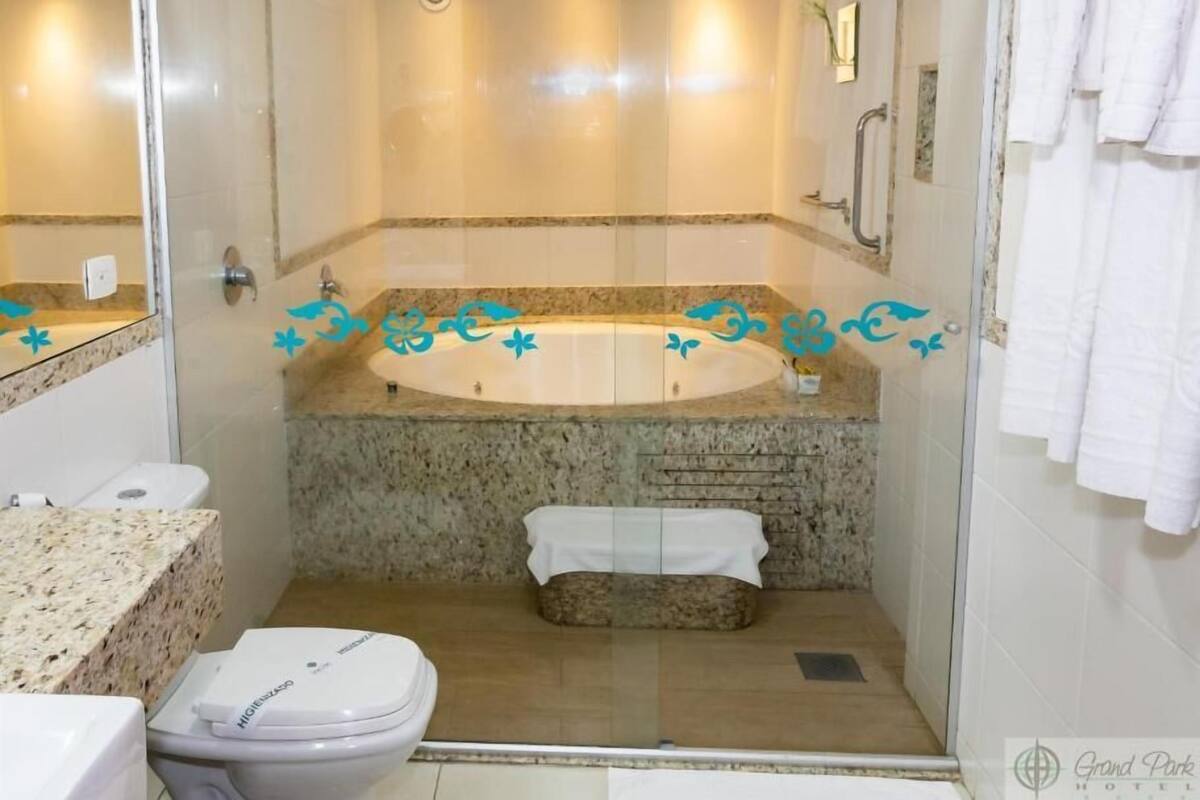 Ein Badezimmer mit Duschkabine, Waschbecken und Toilette.