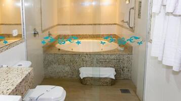 Studio Suite | Bathroom | Towels, soap, shampoo, toilet paper