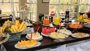A buffet with various fruits, juices, and condiments. - Grand Park Hotel (Campo Grande)