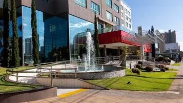 Vista frontal de la propiedad