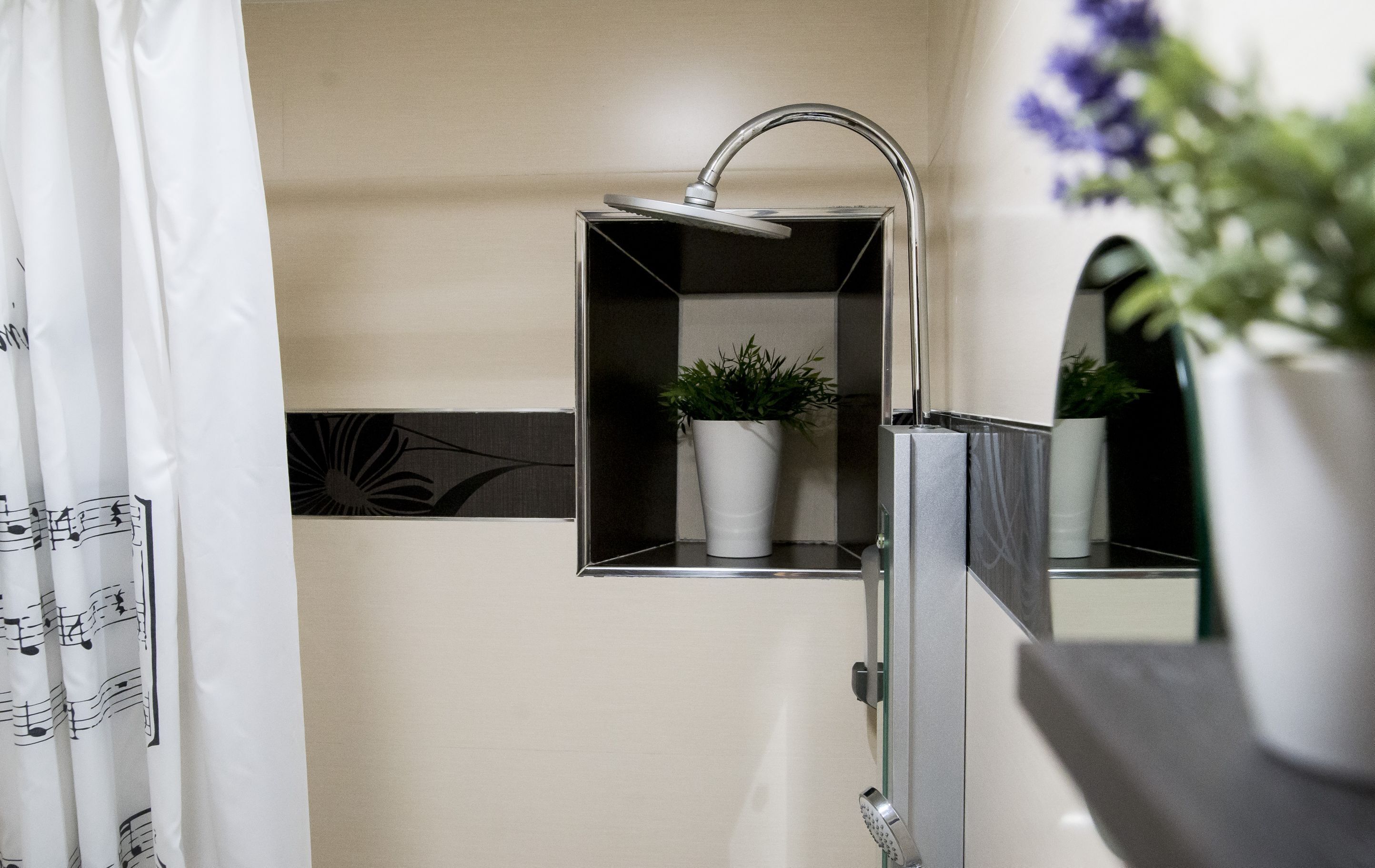 Bathtub, free toiletries, hair dryer, towels