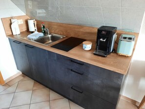 Frigorífico, horno, placa de cocina y lavavajillas