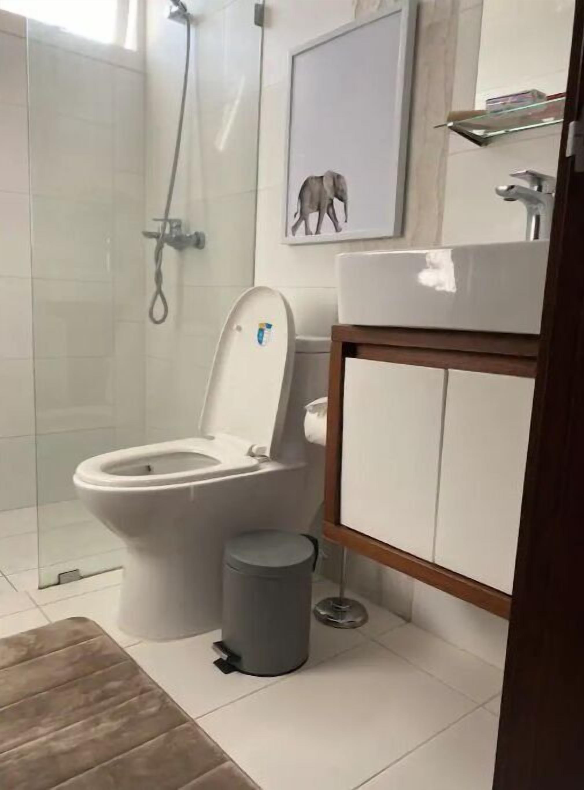 Ein Badezimmer mit Toilette, Dusche und Waschbecken.