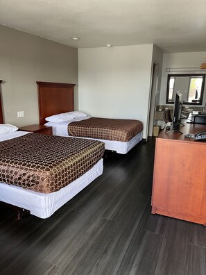 Desk, laptop workspace, free WiFi, bed sheets - Scottish Inns Jonesboro AR  (Jonesboro)
