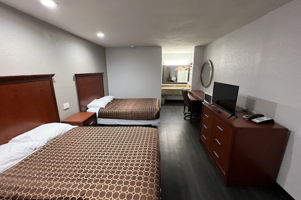 Työpöytä, kannettavalle tietokoneelle sopiva työtila, ilmainen Wi-Fi