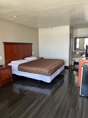 Desk, laptop workspace, free WiFi, bed sheets - Scottish Inns Jonesboro AR  (Jonesboro)