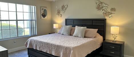 3 dormitorios, tabla de planchar con plancha, cuna de viaje