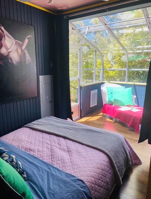 4 عدّة غرف نوم ومكواة/لوح كي وواي فاي وملاءات أسرّة