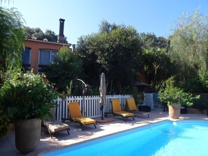 Una piscina al aire libre