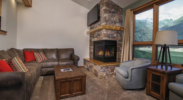 TV, fireplace, DVD player - Woods 3 Bedroom Townhome #17 by RedAwning (Copper Mountain)