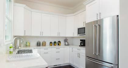 Modern Vineyard Farmhouse - Close to Downtown Healdsburg - 4 BD/4 Ensuite Baths