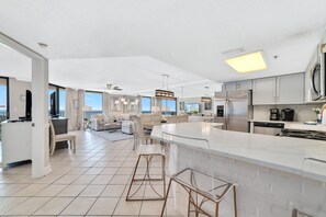 ثلاجة، ميكروويف، فرن، موقد طهي مسطح