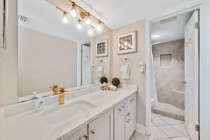Combined shower/bathtub, hair dryer, towels, soap - Phoenix V Luxury Beachfront Condo with Spectacular Gulf Views! (Orange Beach)