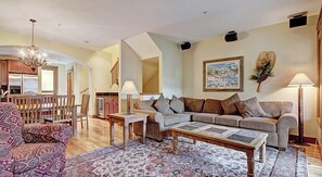 Fernseher, Kamin, DVD-Player