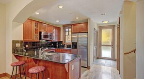 ثلاجة، ميكروويف، فرن، غسالة أطباق