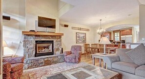 تلفزيون، مدفأة، مشغل دي في دي