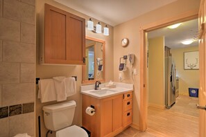 Shower, towels - Passage Point 1 Bedroom Condo #621 by RedAwning (Copper Mountain)