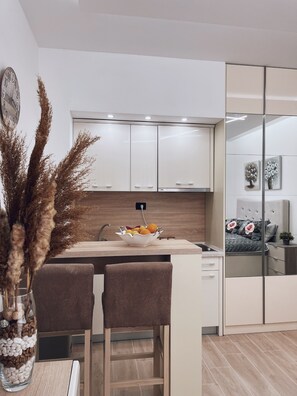 Refrigerador, placa de cocina, tetera/pava eléctrica