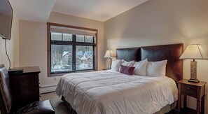 2 bedrooms, WiFi, bed sheets - Cirque 3 Bedroom Condo #209 by RedAwning (Copper Mountain)