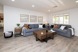 Smart-tv, een tafeltennistafel en een stereo