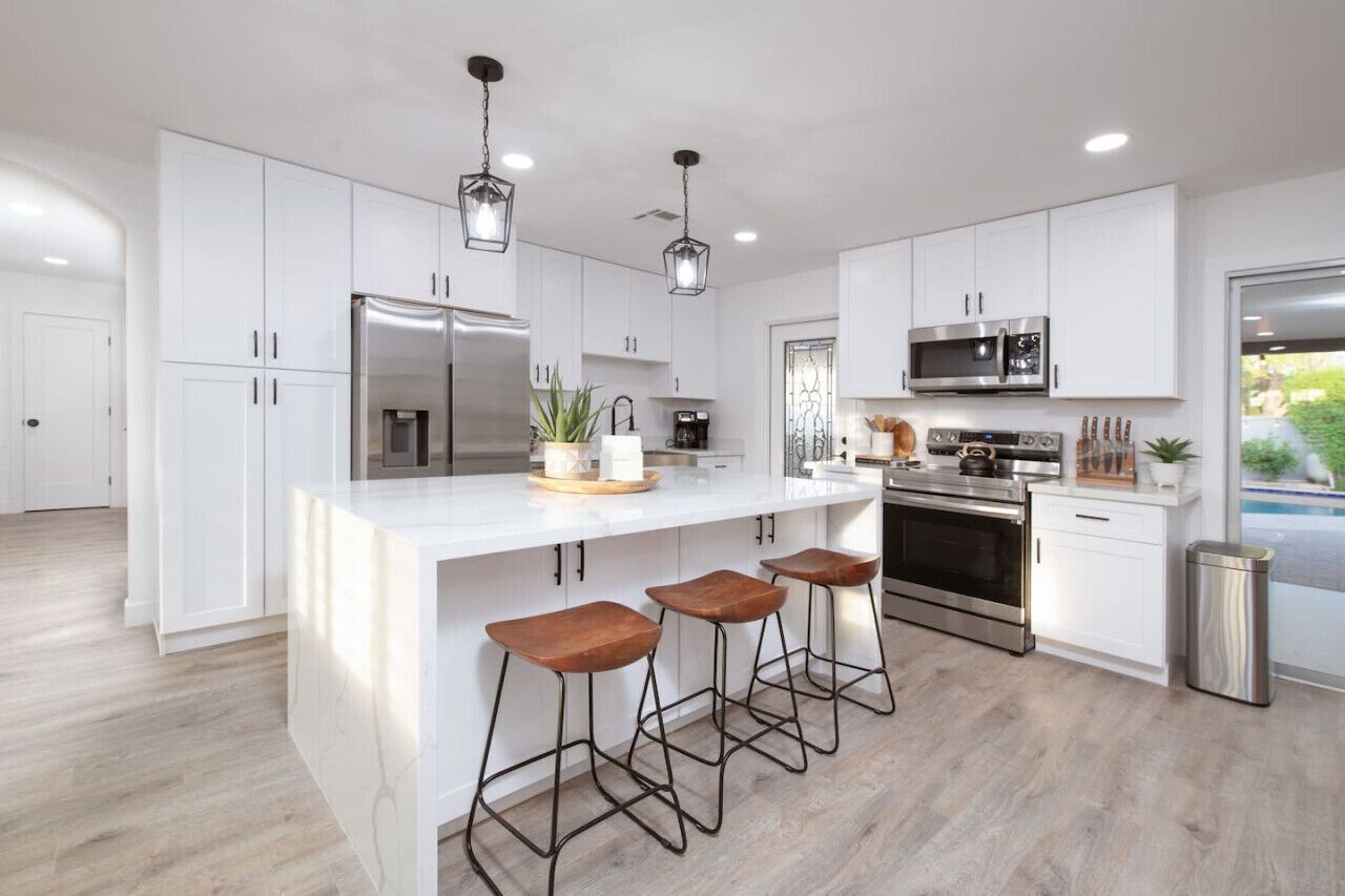 Kjøleskap, mikrobølgeovn, ovn og kokeplater