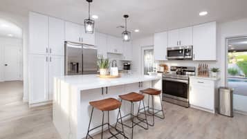 Réfrigérateur, micro-ondes, four, plaque de cuisson