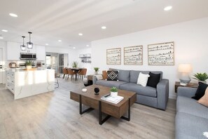 Smart-tv, een tafeltennistafel en een stereo