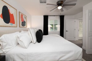 4 Schlafzimmer, Schreibtisch, Bügeleisen/Bügelbrett, Reisekinderbett