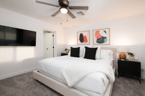 4 slaapkamers, een bureau, een strijkplank/strijkijzer, reisbedje