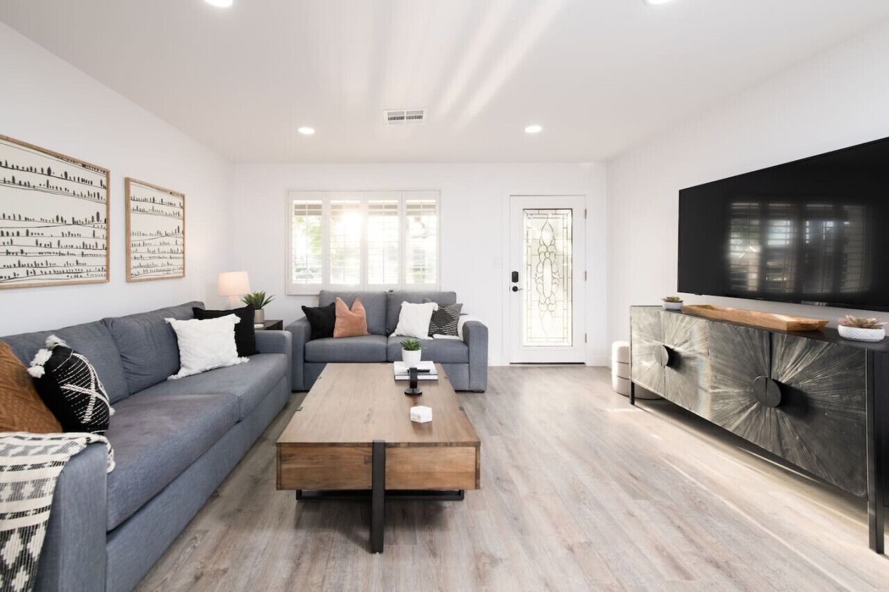 TV connectée, table de tennis de table, chaîne hi-fi