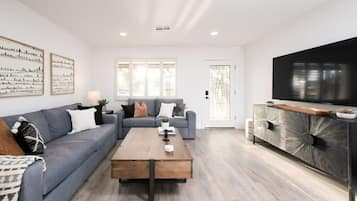 TV connectée, table de tennis de table, chaîne hi-fi