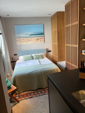 Iron/ironing board, free WiFi, bed sheets