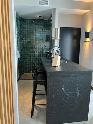 Fridge, oven, dishwasher, coffee/tea maker