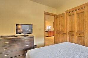 1 bedroom, WiFi, bed sheets - Cache 1 Bedroom Townhome #2302 by RedAwning (Copper Mountain)