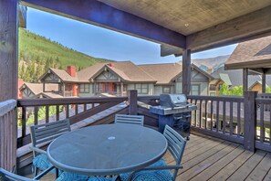 Outdoor dining - Cache 1 Bedroom Townhome #2302 by RedAwning (Copper Mountain)