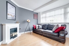 Smart TV, fireplace