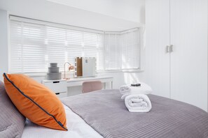 5 bedrooms, in-room safe, desk, soundproofing - Night Stay - Beta House (Birmingham)