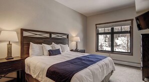 2 bedrooms, WiFi, bed sheets - Cirque 3 Bedroom Condo #218 by RedAwning (Copper Mountain)