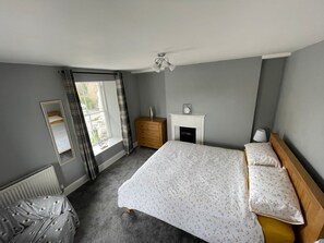 4 bedrooms, iron/ironing board, free WiFi