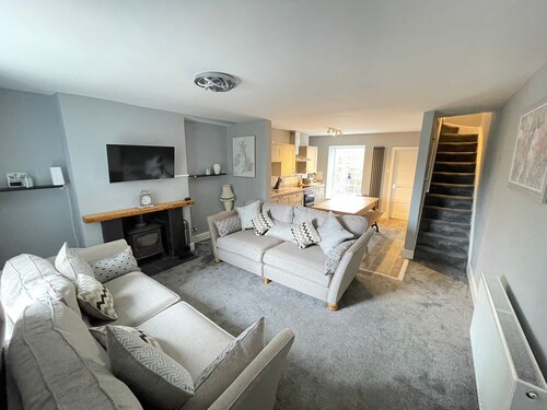 Four bedded grade two listed 1800's house on chapel grounds