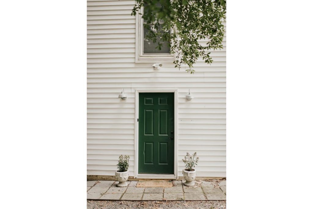 Enjoy being 2 blocks from downtown in the Pastry Townhouse!