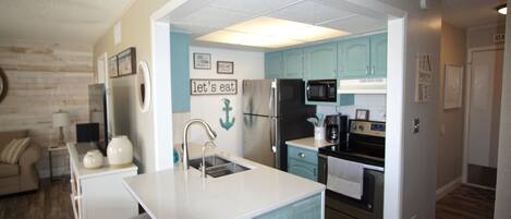 Réfrigérateur, four à micro-ondes, un four, surface de cuisson